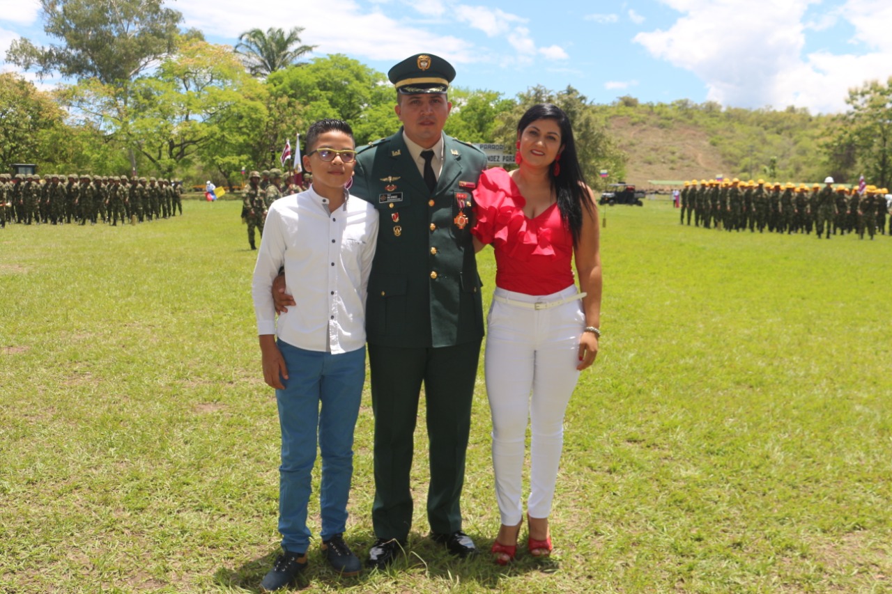 El mayor Raúl Bermúdez, su hijo Samuel y Yessenia Camacho, esposa.